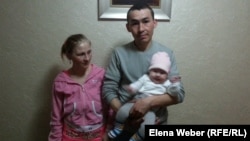 Светлана Латунова с мужем и четырехмесячной дочерью в лагере для эвакуированных, организованном в темиртауской гостинице. 16 апреля 2015 года.