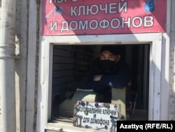 Серик Алибаев, изготовитель дубликатов ключей на рынке по улице Шокана Уалиханова. Нур-Султан, 5 мая 2020 года.