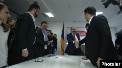 ნიკოლ ფაშინიანი და მისი ბლოკის წევრები ერთმანეთს ულოცავენ საპარლამენტო არჩევნებში გამარჯვებას