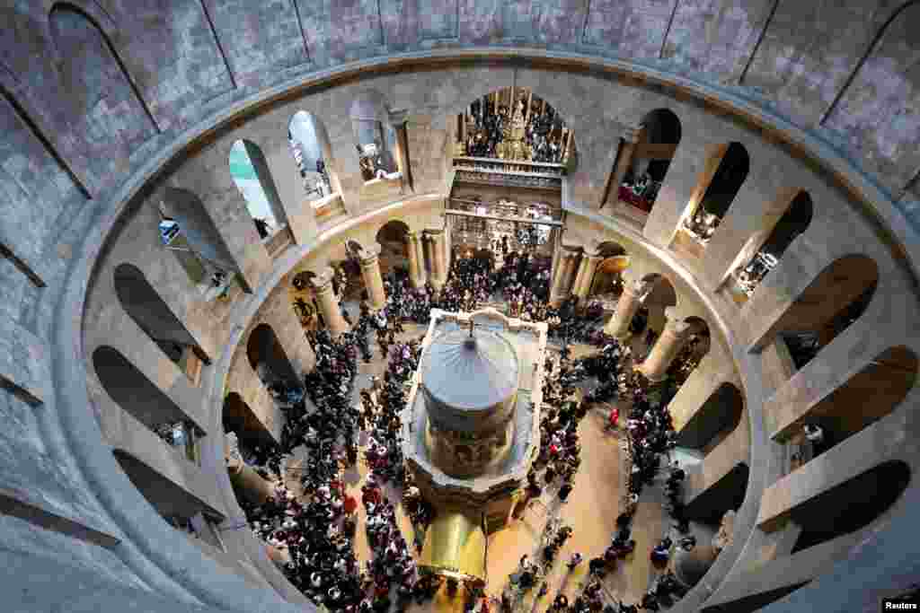 Православные верующие собираются у храма Гроба Господня в день церемонии Святого Огня в Старом городе Иерусалима, 11 апреля 2026 года. REUTERS/Мустафа Абу Ганейе