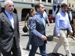 Russian President Dmitry Medvedev (center) and Victor Vekselberg (left) visit Palo Alto, California, in June 2010.