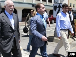 У червні 2010 року тодійшній президент Росії Дмитро Меведєв (у центрі) і Віктор Вексельберг (зліва) відвідують Пало Альто у Каліфорнії