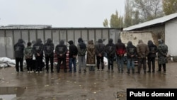 “Бишкек” эркин экономикалык аймагында мыйзамсыз иштеп жүргөн чет элдик мигранттар.