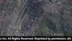 ტუაფსეს ნავთობგადამამუშავებელი ქარხნის რეზერვუარების პარკზე წინა დარტყმების შედეგები ჩანს 26 აპრილს გადაღებულ ამ სატელიტურ ფოტოზე