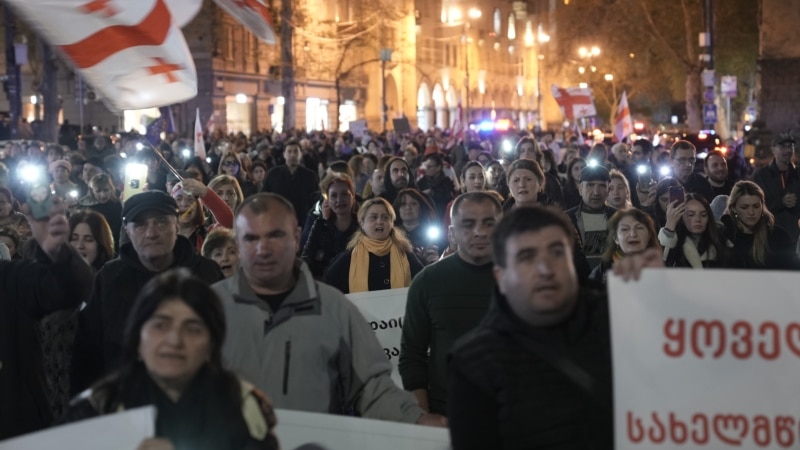 „შაბათის მარში“ თბილისში კვლავ გაიმართა - დემონსტრანტებმა სოლიდარობა გამოუცხადეს დიუშენის სინდრომის მქონე ბავშვებს
