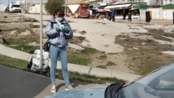 Девушка в маске и резиновых перчатках возле рынка на 5-м километре Балаклавского шоссе
