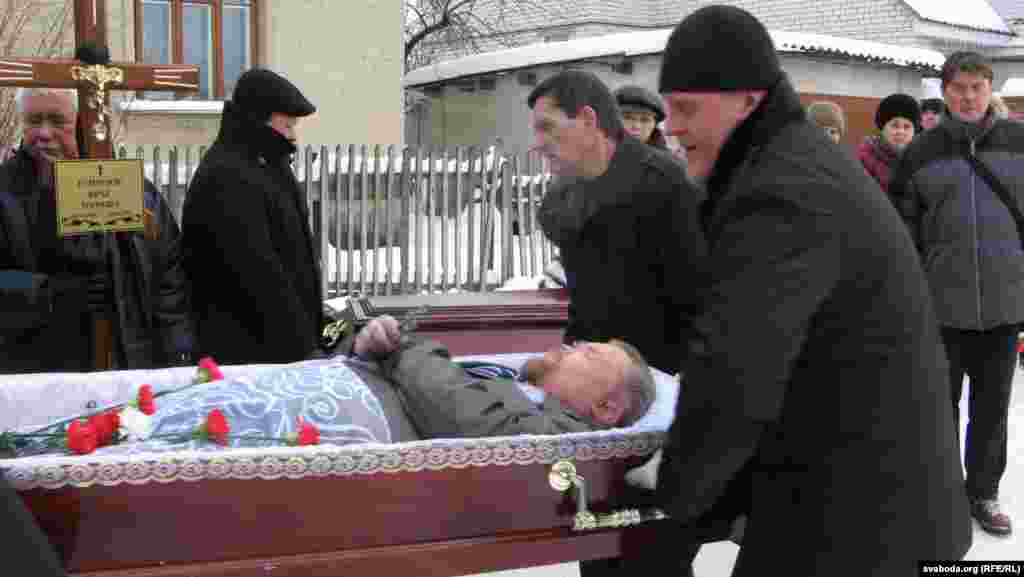 Belarus - The funeral of the poet Yury Humyanyuk. Endure the coffin out of the house, 23Jan2013