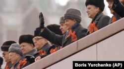 Михаил Горбачев с другими членами советского руководства на трибуне Мавзолея Ленина на Красной площади в Москве. 7 ноября 1986 года