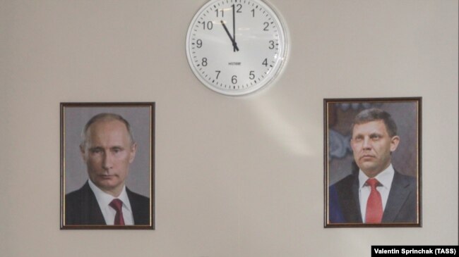 Портреты Владимира Путина и Александра Захарченко на стене правительственной канцелярии "ДНР" в день гибели Захарченко