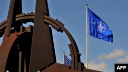 Флаг НАТО на здании штаб-квартиры Североатлантического альянса в Брюсселе