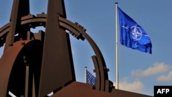 ՆԱՏՕ-ի դրոշը Բրյուսելում Հյուսիսատլանտյան դաշինքի կենտրոնակայանում, արխիվ