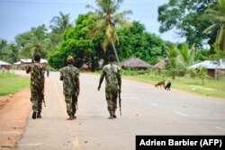 Ushtria duke patrulluar në Mozambik, pas një sulmi, që dyshohet se u kry nga militantët më 2018 në Mocimboa de Praia.