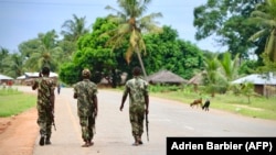 Vojnici mozambičke vojske patroliraju ulicama