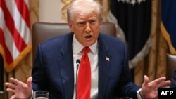 Președintele SUA, Donald Trump, vorbind reporterilor la Casa Albă pe 14 octombrie.