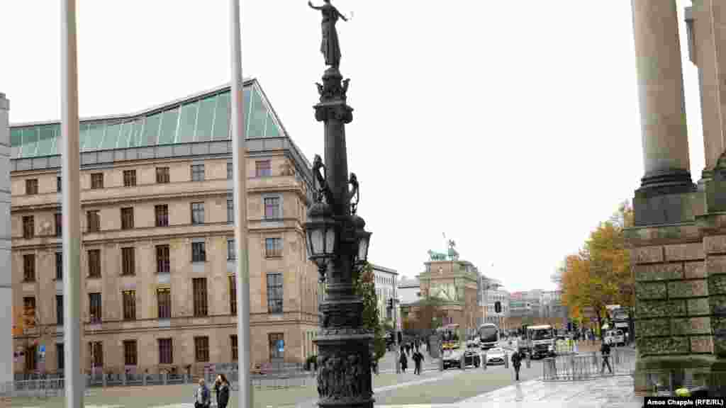 Zid presijeca centralni Berlin, fotografisan u martu 1973.