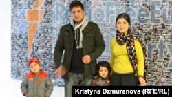 Haseeba Şahid (sagda) we onuň maşgalasy