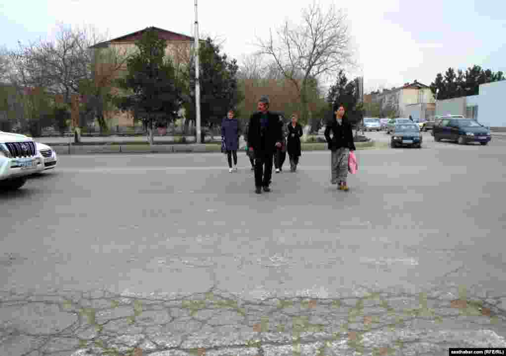 Aşgabatda käbir pyýadalar protokol köçelerindäki ýol belgileriniň talabalaýykdygyna üns berilýän mahaly, käbir beýleki köçelere ýeterlik derejede üns berilmeýändigini aýdýar.