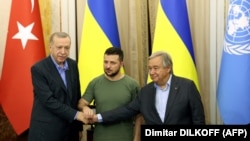 De la stânga, la dreapta: președintele Turciei, Tayyip Erdogan, președintele Ucrainei, Volodimir Zelenski și secretarul general ONU Antonio Guterres în timpul conferinței de presă, Lvov, 18 august 2022