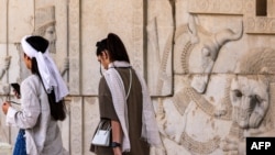 تصاویر و ویدئوهایی که از ایران منتشر می‌شود، نشان از بی‌اعتنایی گروه‌های سنی مختلف زنان به پوشش اجباری مدنظر حکومت جمهوری اسلامی است