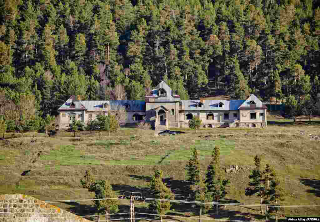Qars uzun illər Çar Rusiyası işğalı altında olduğu üçün burada rus əl işlərinə və tikililərinə rast gəlmək olar. Onlardan biri Qarsın Sarıqamış qəsəbəsindəki “Yekatrina sarayı” kimi tanınan taxta saraydır.