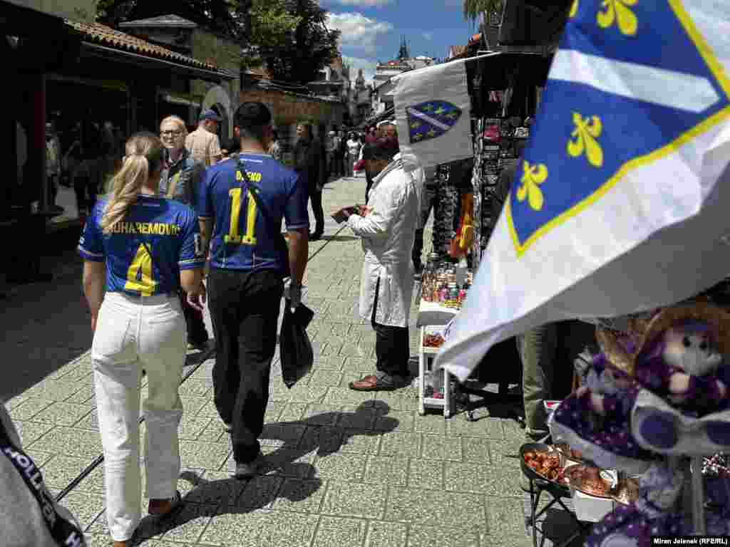 Građani u reprezentativnim dresovima i šalovima stvaraju navijačku atmosferu na ulicama Sarajeva.