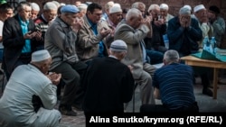 İlmi Umerovnıñ azbarında dua merasimi, 12 mayıs 2017 senesi