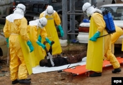 Похороны умерших от лихорадки Эбола в Монровии