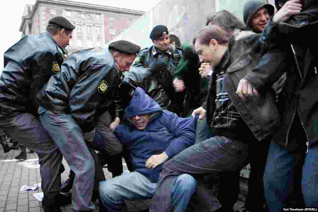 Собравшиеся сцепились руками, сели землю и начали скандировать "Выборы без оппозиции - преступление!", "Россия будет свободной!". 
