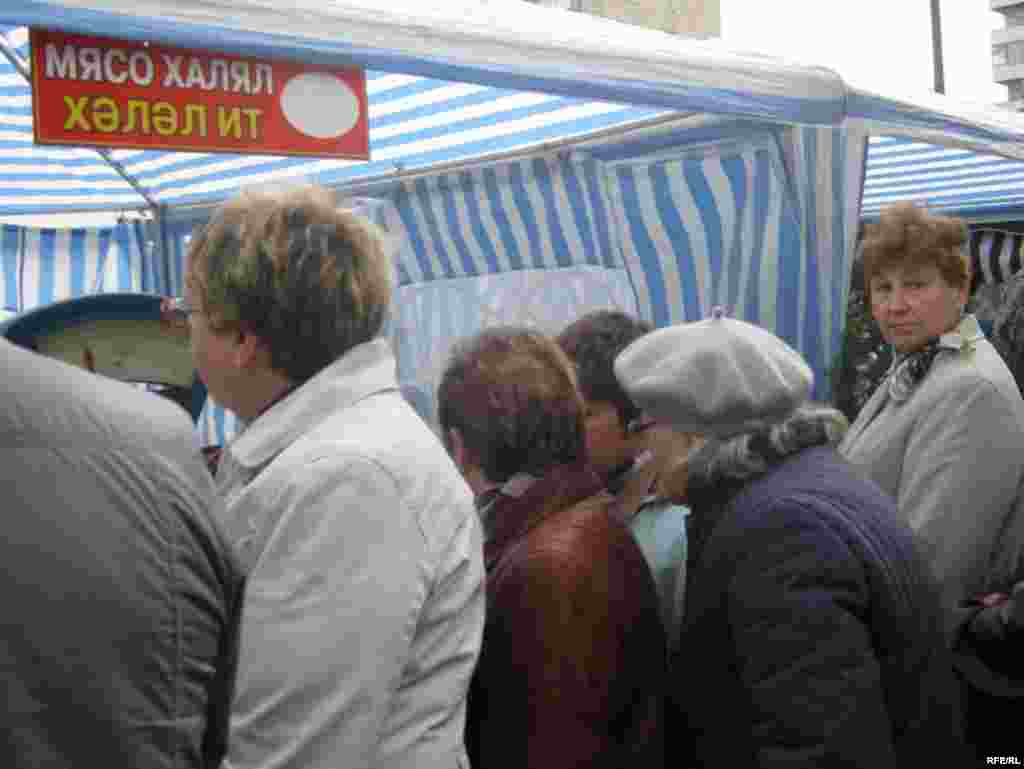 Узган шимбәдә Казанның Мәскәү базарында Балтач һәм Буа районы вәкилләре сәүдә итте. Рәсмиләр арзанрак азык-төлек, яшелчә тәкъдим ителүче мондый ярминкәләр Яңа елга кадәр булып торачак дип белдерә. Мондый ярминкәләр пенсиягә генә көн итүче өлкәннәр һәм аз керемлеләр күңеленә хуш килә. Көзге ярминкәләр вакытында шәһәр халкы арзан бәягә кышка җитәрлек бәрәңгесен, кишерен, суганын һәм кәбестәсен алып калырга тырыша.