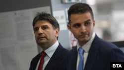 Директорът на СДВР Любомир Николов (вляво) и говорителят на СРП Николай Николаев дават изявление за задържания директор на столичното 138 СУ "Проф. Васил Златарски", 17 декември 2025 г.