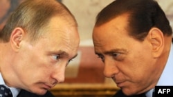 Silvio Berlusconi cu Vladimir Putin într-o conferință de presă în Lesmo, 26 aprilie 2010. După ocuparea Crimeei, în august 2015, procurorii ucraineni i-au interzis fostului premier italian și prieten personal al lui Putin - Berlusconi accesul pe teritoriul țării. 