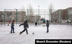 Дети, играющие на небольшом стадионе в городе. Аксу, 22 марта 2018 года.