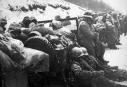 Американски пехотинци, след като отблъскват „изненадваща атака от три китайски комунистически дивизии“ през декември 1950 г.