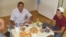 Узбекистанские мигранты в Южной Корее разговляются во время Рамадана, август 2011 года  