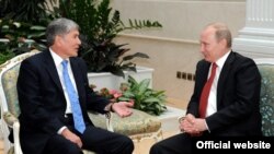Russian President Vladimir Putin (right) is set to discuss bilateral cooperation with his Kyrgyz counterpart Almazbek Atambaev. (file photo)