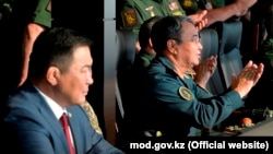 Бывший министр обороны Казахстана Сакен Жасузаков (первый справа).