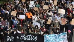 Protest 10. juna 2020. u Frankfurtu na Majni u zapadnoj Njemačkoj kako bi pokazali solidarnost s pokretom Black Lives Matter