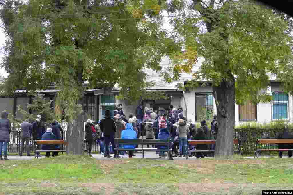 Na prijem kod lekara čeka se i po nekoliko sati (na slici - red ispred COVID ambulante u beogardskom naselju Zemun)