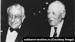 U znak otopljenja međunarodne klime, Saharov (desno) je u novembru 1988. u Washingtonu upoznao američkog fizičara Edwarda Tellera, čovjeka koji je uglavnom zaslužan za razvoj američke hidrogenske bombe.