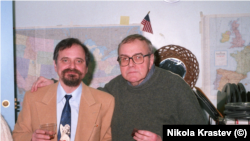 Александър Генис (вляво) и Борис Парамонов, ключови фигури в руската редакция на Радио Свободна Европа / Радио Свобода, 2002 г. Вдясно на снимката - магнетофонни ленти.