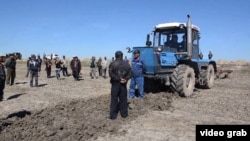Жители села Актобе спорят из-за посевных площадей. Кызылординская область, 29 апреля 2015 года.