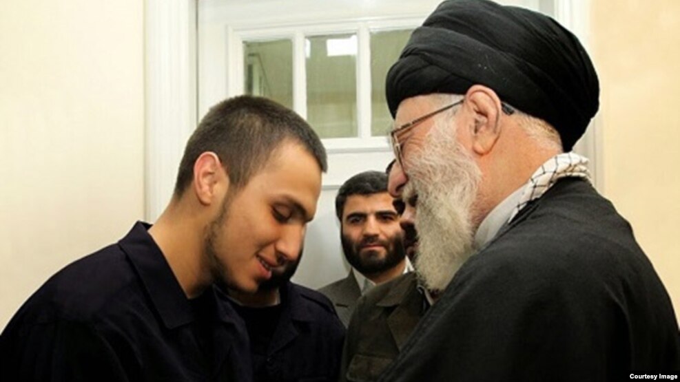 در این تصویر آیتالله خامنهای در کنار جهاد، برادر کشتهشده مصطفی مغنیه دیده میشود