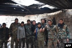 Članovi sirijskih vladinih snaga poziraju u Alepu nakon napredovanja u pobunjenički dio 30. novembra 2016.