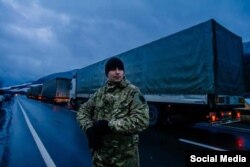 Украинские активисты блокируют российские фуры.