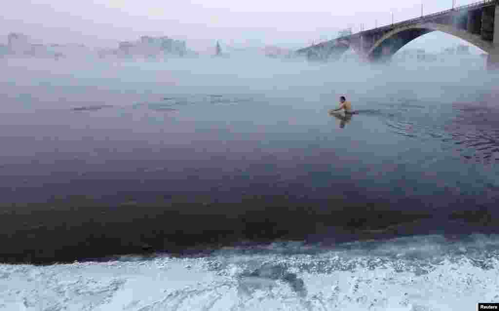 Vladimir Shcherba, 53, ljubitelj plivanja zimi, roni u reci Yenisei u Sibiru na - 23 (Reuters/Ilya Naymushin)
