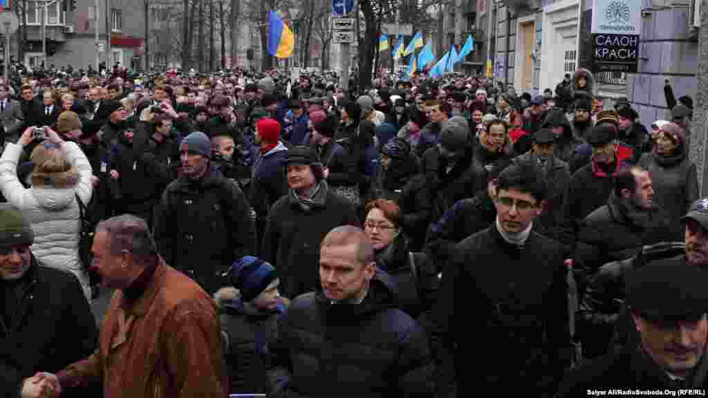 На лицах многих участников марша беспокойство. Украина переживает настоящую войну.