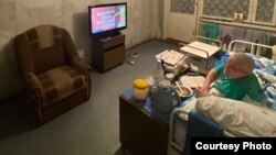 Квартира до ремонта, но уже с телевизором