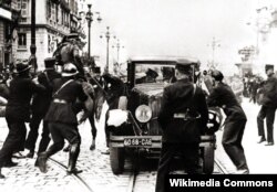 Фотография, сделанная в Марселе 9 октября 1934 года фотографом Жоржем Межа