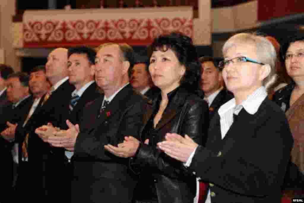 Бул партиянын курамында азыр 104 миң мүчө бар экендиги жарыяланган. - Congress of Pro-Presidential Party “Ak jol” to nominate K.Bakiev to Presidential Election. 1May2009