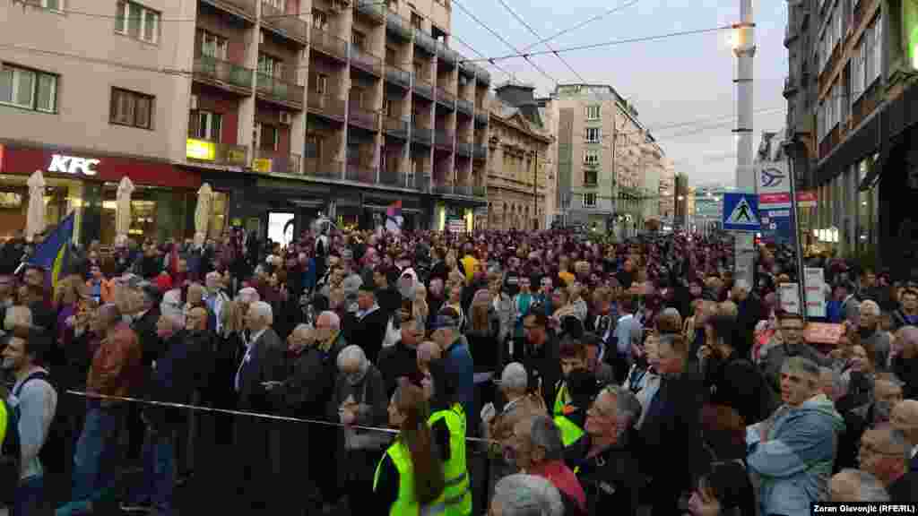 Građanski protesti u Srbiji počeli su u novembru 2018. godine pod parolom &#39;Stop krvavim košuljama&#39; zbog toga što je grupa ljudi, koju nadležni još nisu procesuirali, u Kruševcu fizički napala opozicionog političara Borka Stefanovića. Naziv im je promenjen u &#39;1 od 5 miliona&#39; posle izjave predsednika Srbije Aleksandra Vučića &quot;Nek&rsquo; vas se skupi i pet miliona, nijedan zahtev neću da ispunim&quot;.